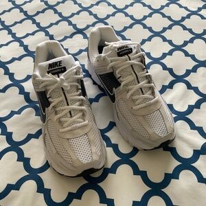 Nike Zoom Vomero 5 "White/Platinum Tint/Black" FB9149-101 New Mens Size 8.5